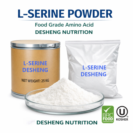 L-Serin-Pulver in einer Glasschale, 25kg Fasertrommel und weiße Beutelverpackung, von Desheng Nutrition, Aminosäurerohstoff in Lebensmittelqualität mit BRC- und KOSHER-Zertifizierung, SERIN COA verfügbar.