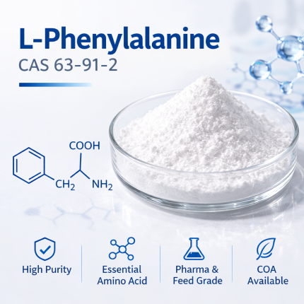 Polvere cristallina bianca di L‑fenilalanina in una vaschetta di vetro, CAS 63-91-2, amminoacido essenziale, elevata purezza, grado farmaceutico e mangimistico, Certificato di autenticità disponibile, sfondo di laboratorio con illustrazione della struttura molecolare.